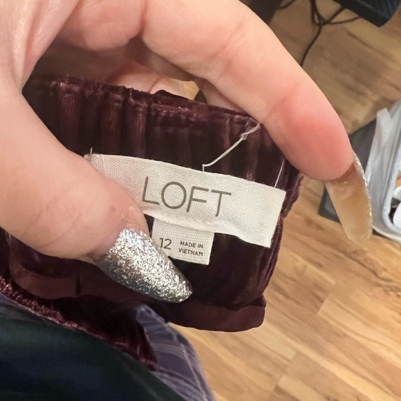 Pleated Tapered Pants in Velvet
Size 12 burgundy 
Loft brand - Picture 6 of 8